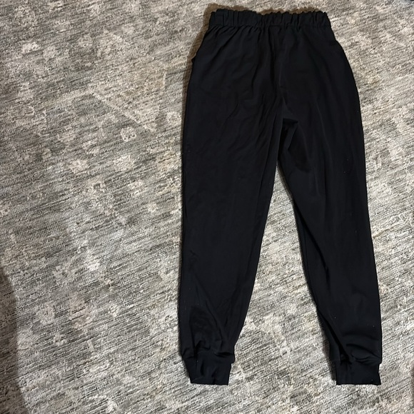 Lululemon women’s size 6 Black Jogger Pants - elastic waist - great condition - Picture 4 of 5